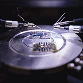 Un banco de pruebas en el laboratorio de Jonathan Rivnay mide el rendimiento y la función de sensores y transistores.